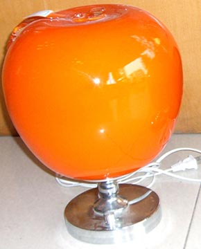 水果燈飾：披著橙皮的蘋果燈（圖）