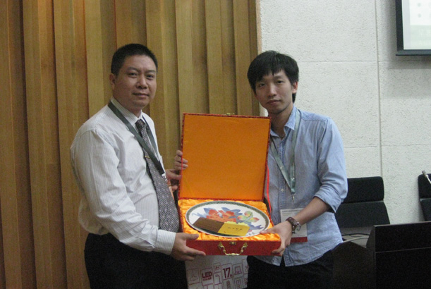 向天寶集團(tuán)國際有限公司研究院總經(jīng)理朱昌亞頒發(fā)紀(jì)念品