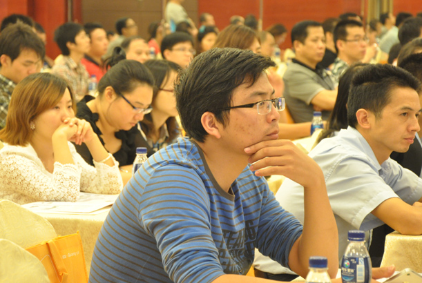 現(xiàn)場觀眾正認真聽講關(guān)于材料與配套技術(shù)內(nèi)容